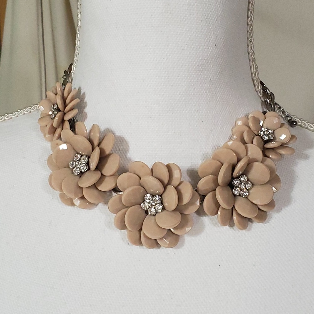 Necklace tan flowers